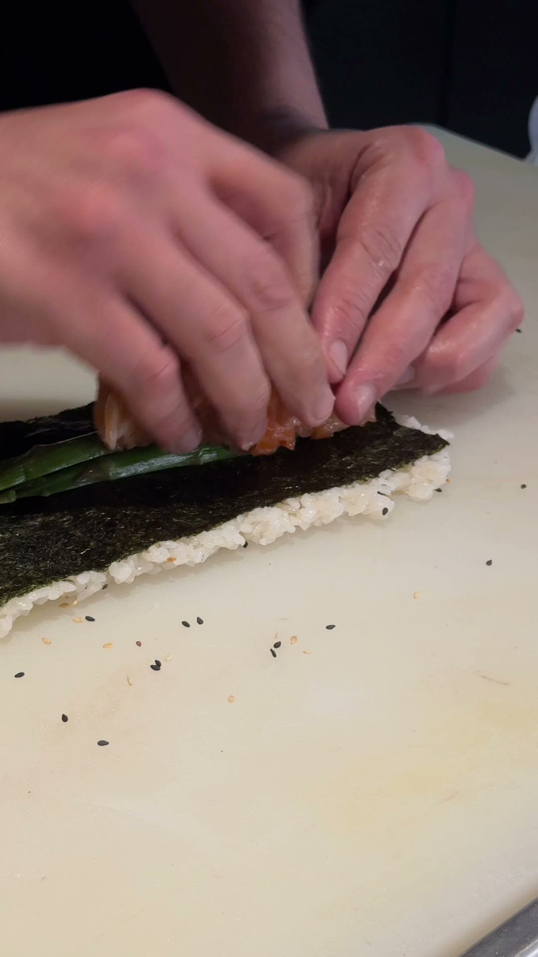 Sushi com avocado e gergelim