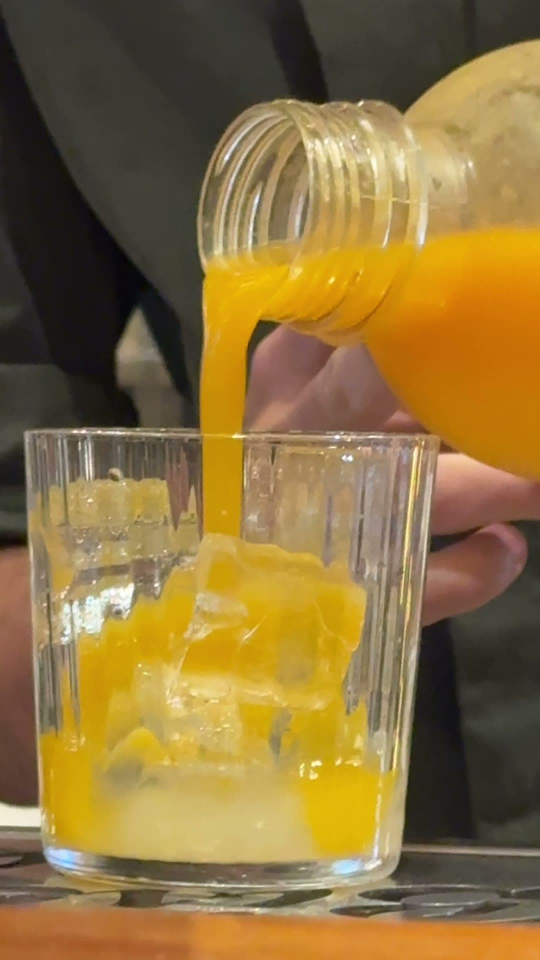 Drink com rodela de laranja