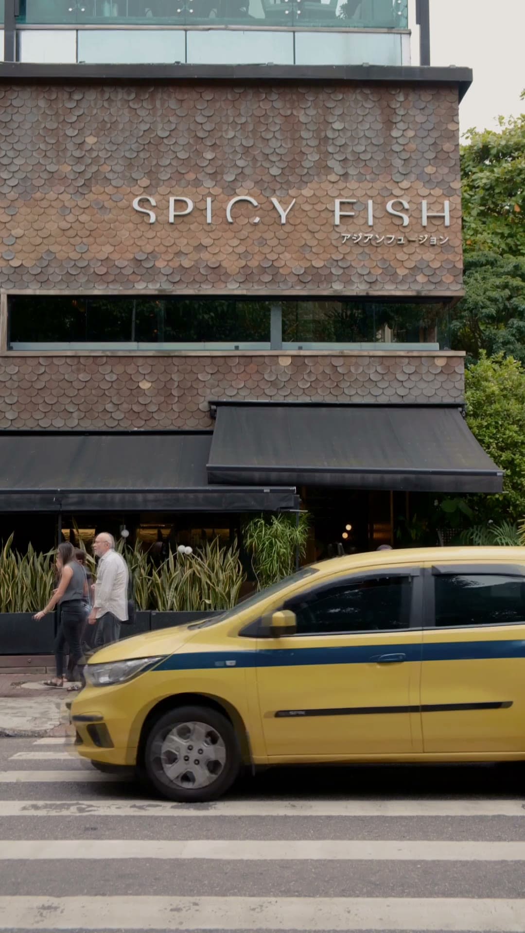 Salão do restaurante à noite